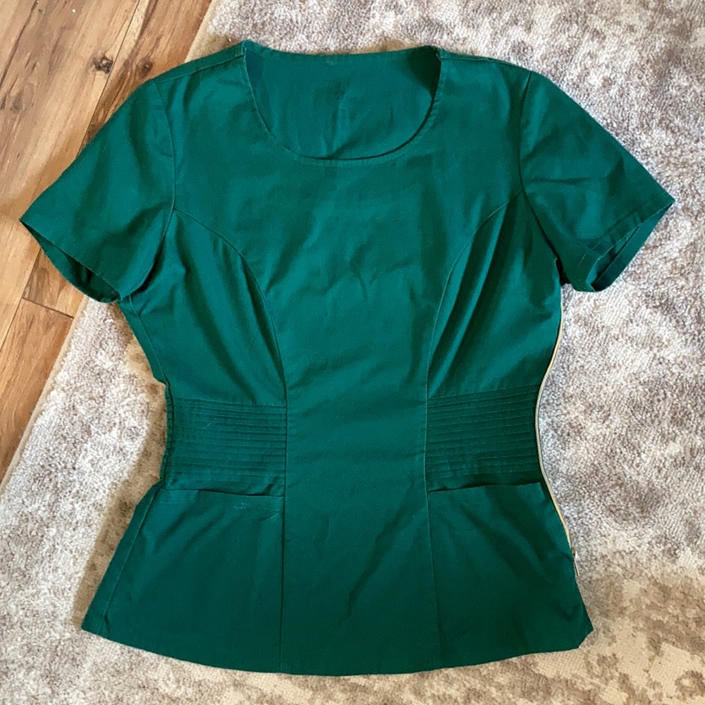 Jaanuu scrub top in hunter green